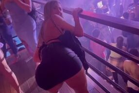 Hot blonde Loira rabuda gets destroyed in the balada and ends up fucking like a pro in public