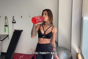 Mi vecina casada sale del gym caliente y me invita su apartamento a tener sexo duro I COLOMBIANA