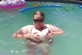 FINGERING PUSSY IN THE POOL HOT HOT OUT!