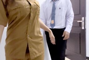 Teachers teach students biology lessons with practice