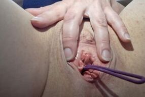 The pussy El Red plays with the balls, swallows and pushes them out.