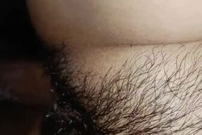 Me follo a una latina cachonda de vagina peluda, en casa de su marido.