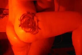 dos chicas cachondas teniendo sexo en el baño