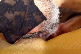 Il cornuto di mio marito lecca la sborra dalla mia figa e mi fa venire con la lingua! ???????????????? Bisex