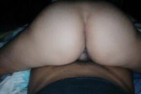 Entre ruido de la cama y gemidos, follando a la puta de mi madrastra embarazada