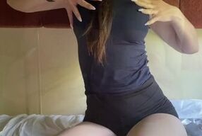 Проводница с большими сиськами попросила кончить ей в рот. Много спермы в поезде