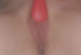 La rubia española milf española se toca su rico chocho y usa un subccionador para empalmar su gran c