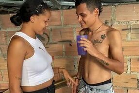 MI HERMANASTRO TRABAJA CONSTRUCION Y YO LO PREMIO CON UNA BUENA FOLLADA