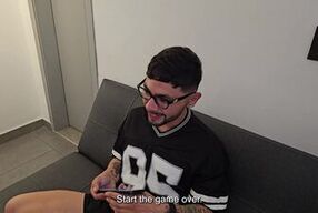 seduzco a mi hijastro nerd gamer a que juegue conmigo, me folle y me trago su leche