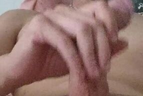 Homem mascarado assistindo porno batendo punheta solo no halloween