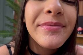 Meia-irmã fazendo o melhor boquete e tomando uma bela gozada na boca