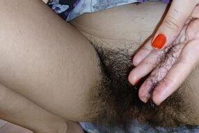 Amateurbrünette schneidet sich die Haare an der Muschi. Heiße Mutter, haarige Muschi, großer Arsch