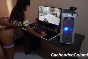 cogiéndome a mi hermanastra nalgona mientras juega cold war en su habitación