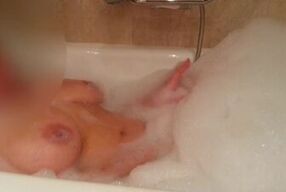 asmr sentitemi mentre lo pompo come un cagna e il mio orgasmo nella vasca quando mi grilletto la pas