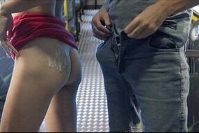 Estudante deixa homem esfregar pau em sua bunda no ônibus e fode em público!