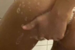 Radermi i peli sotto la doccia e poi masturbarmi