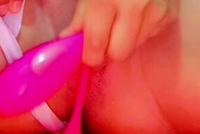 Mira como me masturbo con mi juguete en mi apretado coño