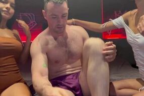 Un extranjero nos folla duro y deja mucha leche dentro de nuestros coños - CAMILA HENAO