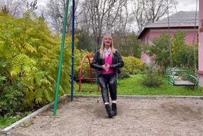 МУЖЧИНА ПОСТОЯННО ПЯЛИТЬСЯ НА БАБ И СИСЬКИ