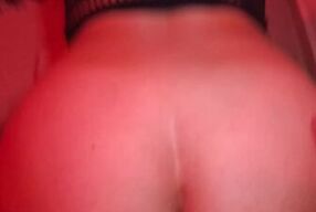 Me meto al cuarto rojo y me parten las nalgas.