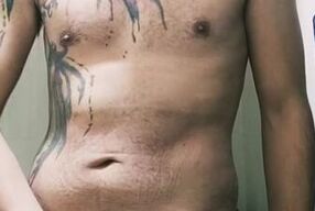 Hace tanto frío, que tengo el abdomen arrugado y la verga dura.