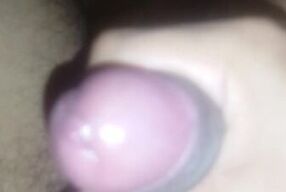 Hombre se masturba hasta venirse
