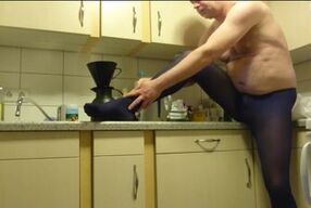 Kaffee Kochen in Blauer Strumpfhose 1 ** FAN Video 5 **
