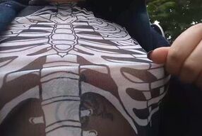 Mira como me rebotan las tetas en la calle