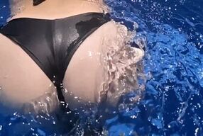 MON GROS CUL BOUGE DANS LA PISCINE !